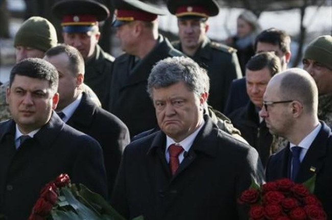 Poroshenko, en el centro, durante un acto celebrado ayer en Kiev.-REUTERS / GLEB GARANICH