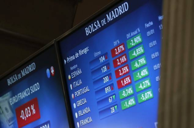 Una pantalla de la Bolsa de Madrid muestra los indicadores de las primas de riesgo en distintos países de la UE, este lunes.-Foto: EFE / CHEMO MOYA