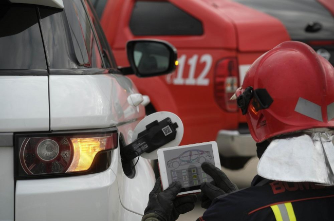 Un bombero lee un código QR para extraer toda la información del coche y de los pasajeros. --ENRIQUE CARRASCAL