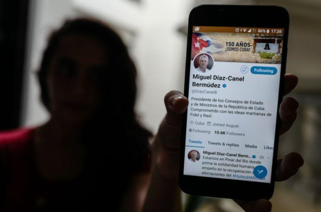 En su biografía en Twitter, Díaz-Canel se dice comprometido con las ideas martianas (del héroe nacional José Martí) de Fidel y de Raúl.-AFP