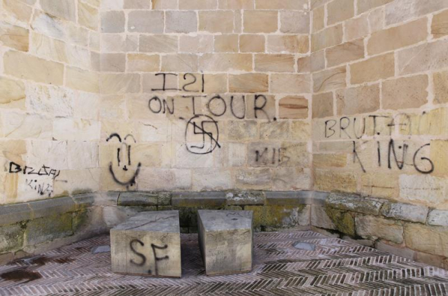 Pintadas en el templo BIC de la capital.-LUIS ÁNGEL TEJEDOR
