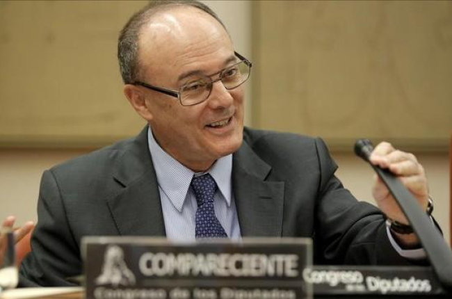 El gobernador de Banco de España, Luis María Linde, en el Congreso de los Diputados en septiembre pasado.-JOSÉ LUIS ROCA