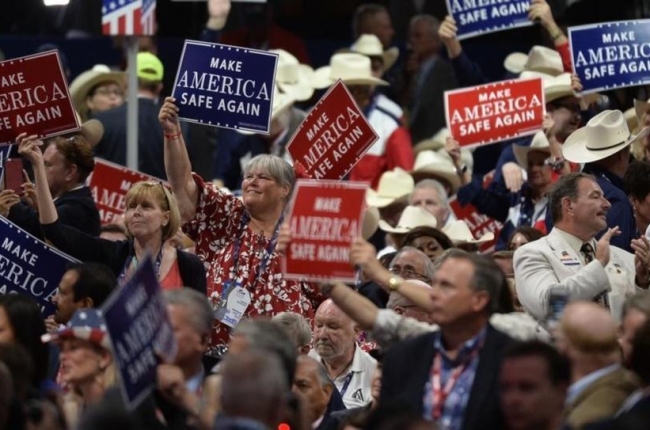 Delegados republicanos agitan carteles en el primer día de la convención, el 18 de julio, en el Quicken Loans Arena de Cleveland.-AFP / ANDREW CABALLERO-REYNOLDS