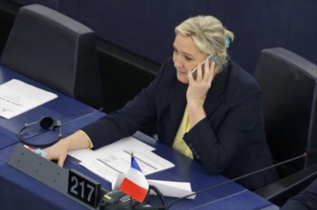 La europarlamentaria Marine Le Pen, ayer, en la Cámara de Estrasburgo.-REUTERS / VINCENT KESSLER