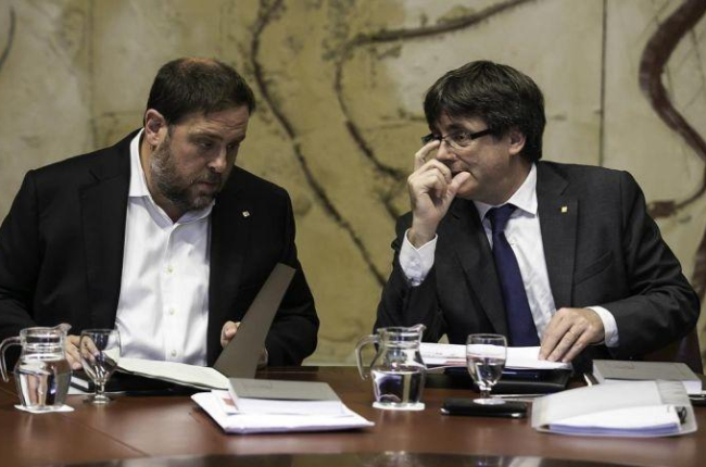 Oriol Junqueras y Carles Puigdemont, el martes, en la reunión del Consell Executiu.-JOAN CORTADELLAS