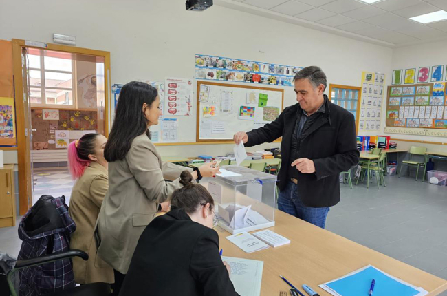 Antonio Pardo deposita su voto en El Burgo de Osma. HDS