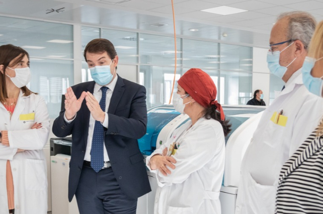 El presidente Fernández Mañueco durante su visita a las nuevas instalaciones del hospital. GONZALO MONTESEGURO