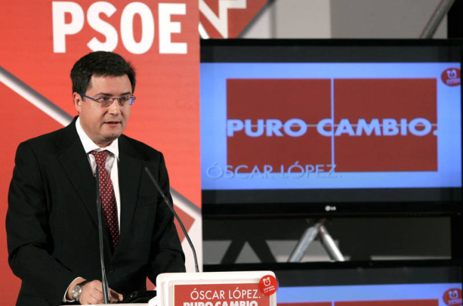 El secretario general del PSOE de Castilla y León, Óscar López, inaugura en León el Foro de Industria y Empleo. / ICAL-