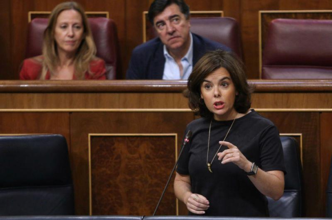 Soraya Sáenz de Santamaría en el pleno del control del congreso.-JUAN MANUEL PRATS