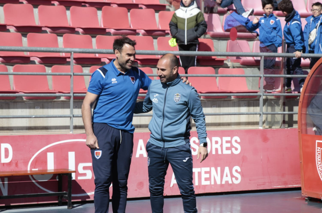 Iñaki Bea y Tato se saludan antes del inicio del partido en Los Pajaritos. GTONZALO MONTESEGURO