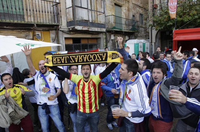 Aficionados del Real Zaragoza durante los actos de hermanamiento de la temporada pasada en la Plaza Mayor de Soria.-DIEGO MAYOR