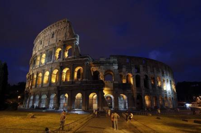 Vista nocturna del Coliseo.-Foto: REUTERS / TONY GENTILE