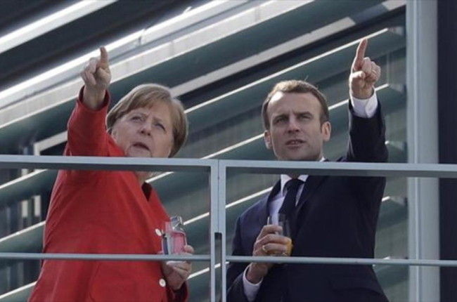 Angela Merkel recibe a Emmanuel Macron, ayer en el Palacio de Berlín, de la capital alemana.-MICHAEL KAPPELER