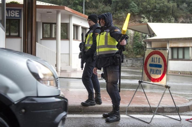 Controles policiales en la frontera de La Jonquera a todos los vehículos procendentes de Francia.-GLORIA SÀNCHEZ (ICONNA)