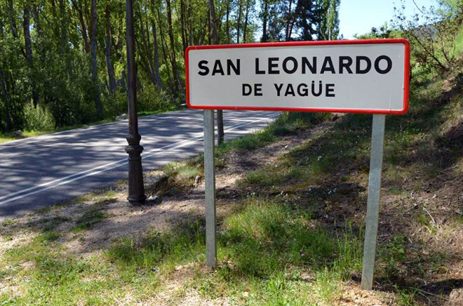 Cartel indicador de la localidad de San Leonardo de Yagüe. MARIO TEJEDOR