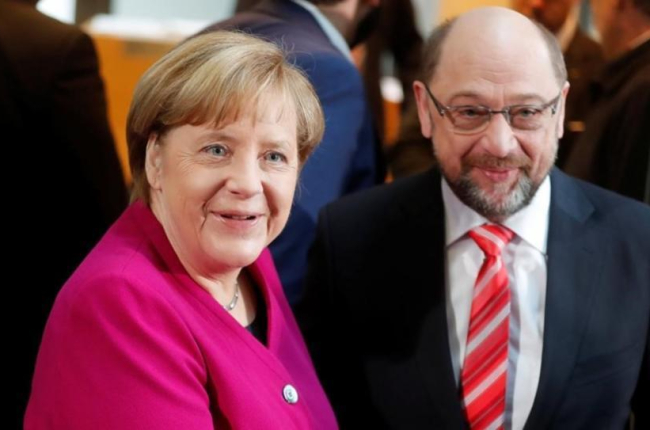La cancillera Angela Merkel y el líder socialdemócrata Martin Schulz, antes de empezar las conversaciones para formar Gobierno, en Berlín.-/ REUTERS / HANNIBAL HANSCHKE