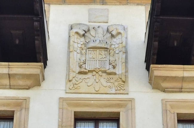 Escudo franquista en el Ayuntamiento de Vinuesa. HDS