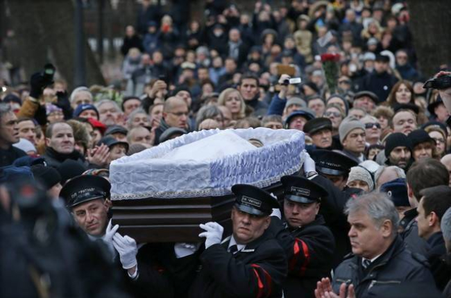 El ataúd con los restos del fallecido opositor ruso Boris Nemstov es trasladado durante su funeral en Moscú.-Foto:   EFE / SERGEI ILNITSKY