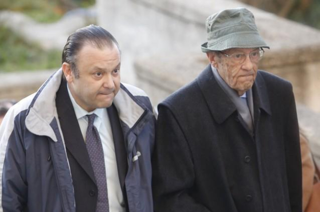El principal acusado, Miguel Ángel Flores (izquierda), a su llegada al juicio del Madrid Arena.-AGUSTÍN CATALAN
