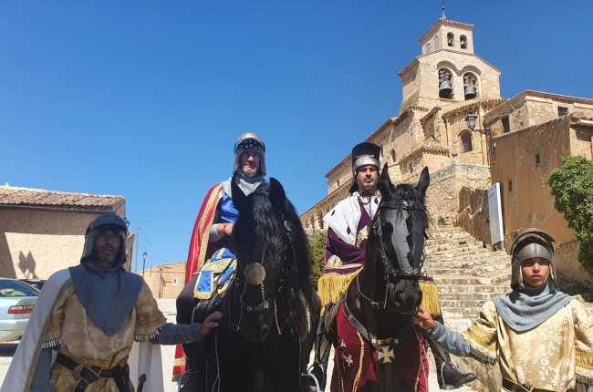 A la izquierda, 'el Cid' dirigiéndose a caballo a la plaza.-A.H.