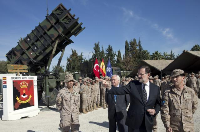 Mariano Rajoy durante la visita que ha realizado este domingo al contingente de 150 militares españoles en la base turca de Adana, a unos 150 kilómetros de la frontera siria.-EFE / DIEGO CRESPO