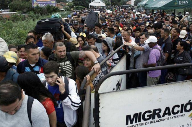 Colas de personas que intentan cruzar la frontera desde Venezuela hacia Colombia, a través del puente internacional Simón Bolívar, en Cúcuta (Colombia), el 13 de febrero.-REUTERS / CARLOS EDUARDO RAMIREZ