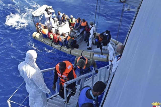 Un barco de la marina italiana rescata a un grupo de migrantes frente a las costas de Sicilia el lunes.-REUTERS