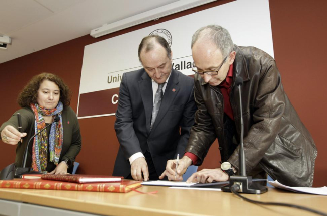 Cristina Pérez, Daniel Miguel y José Miguel Olano en la firma del nombramiento.-LUIS ÁNGEL TEJEDOR