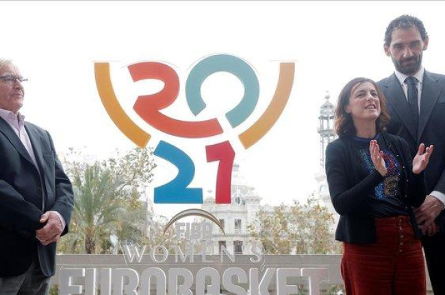 El alcalde de València (izquierda), Jorge Garbajosa y Elena Tejedor, en la presentación del logotipo del Eurobasket 2021.-