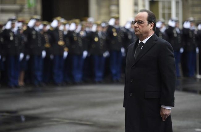 El presidente francés, François Hollande, rinde homenaje a las víctimas de los ataques terroristas en París, en el cuartel general de la Policía en la capital francesa.-AP