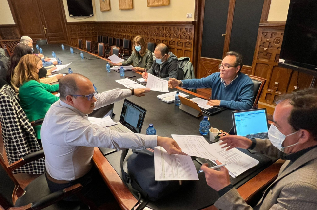 Miembros de la Mesa del Diálogo Social en Diputación de Soria ayer. HDS