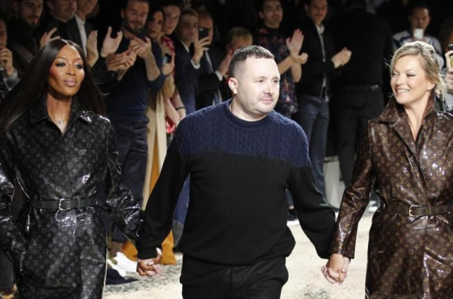 El diseñador británico Kim Jones  flanqueado por las modelos Naomi Campbell  y Kate Moss, saluda al público en su último desfile para la firma Louis Vuitton.-PERIODICO (AP / FRANÇOIS MORI)