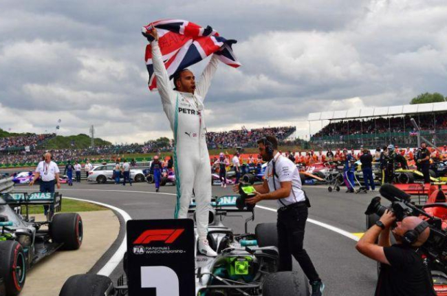 Hamilton celebra en Silverstone.-AFP