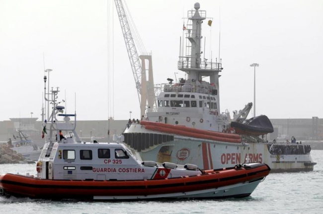 El barco de Proactiva Open Arms a su llegada al puerto siciliano de Pozzallo, el 17 de marzo.-/ REUTERS / ANTONIO PARRINELLO