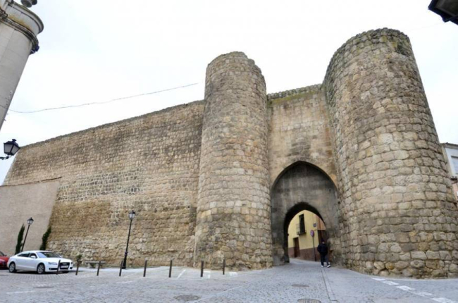 Puerta de Herreros, una de las tres que se conservan de la muralla.-ÁLVARO MARTÍNEZ