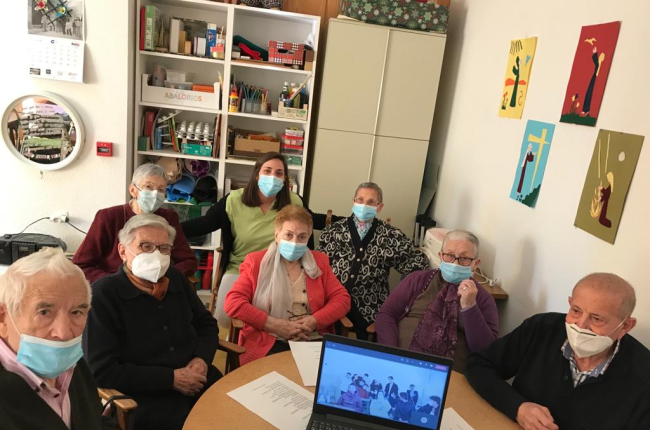 Grupo de ancianos de la residencia de Almazán que participa en las videoconferencias con los estudiantes. HDS