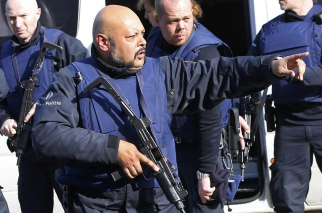Policías desplegados en Bruselas.-REUTERS / YVES HERMAN