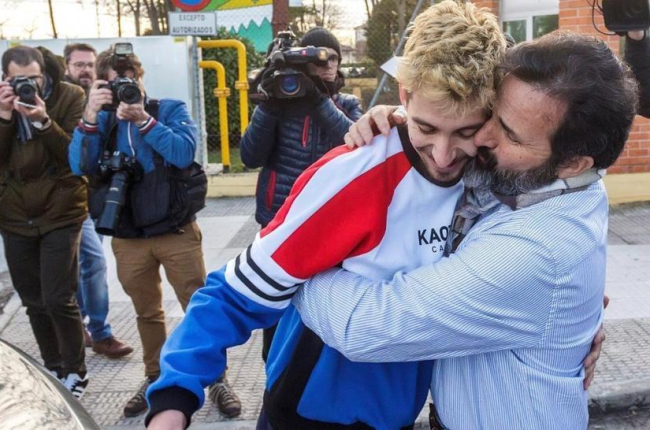 Carlos Cuadrado Lucho abraza a su padre tras salir de la prisión.-/ EFE / SANTI OTERO