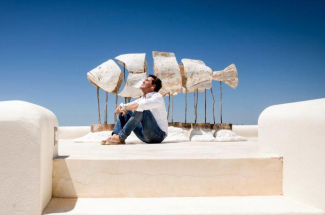 El artista Pepe Monserrate con una de sus esculturas.-EL PERIÓDICO
