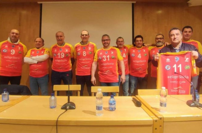 Reconocimiento a los héroes del ascenso en 1988 a la máxima categoría del voleibol español. HDS
