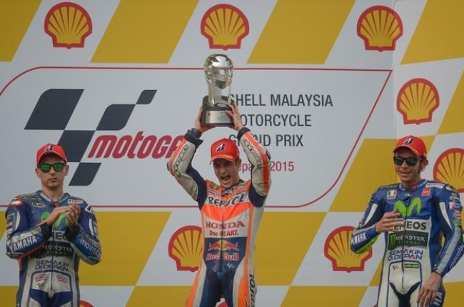 Pedrosa celebra su victoria en el GP de Malasia, en la que Lorezo ha acabado segundo y Rossi, tercero.-AFP
