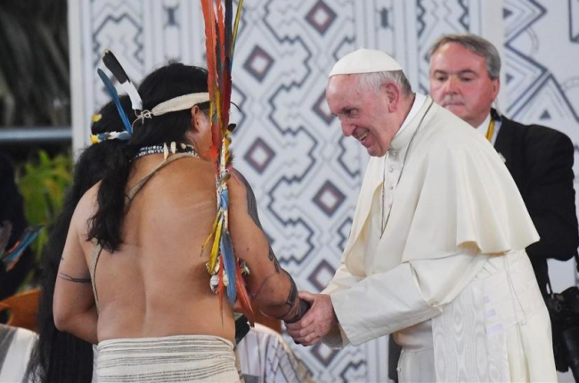 Francisco (derecha) saluda a un representante indígena en el Coliseo de Madre de Dios, en Puerto Maldonado, el 19 de enero.-EFE / LUCA ZENNARO