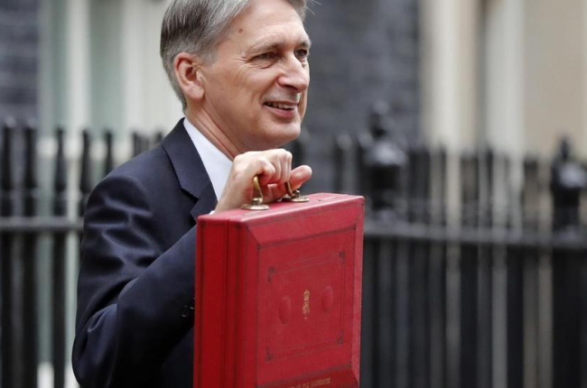 El ministro de Finanzas británico, Philip Hammond, posa con el tradicional maletín rojo del presupuesto.-/ AP / FRANK AUGSTEIN