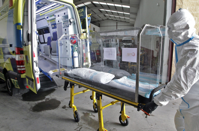 Instalaciones de Nuevas Ambulancias Soria con las camillas utilizadas para posibles casos de coronavirus. - L.Á.T.