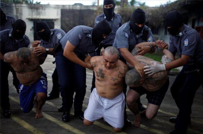 El pasado 21 de agosto, un tribunal antimafia de El Salvador condenó a penas de hasta 100 años de prisión a 61 miembros de la MS13.-REUTERS / JOSE CABEZAS