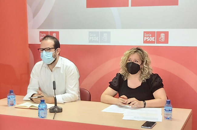 Los procuradores socialistas Ángel Hernández y Judith Villar, ayer. HDS