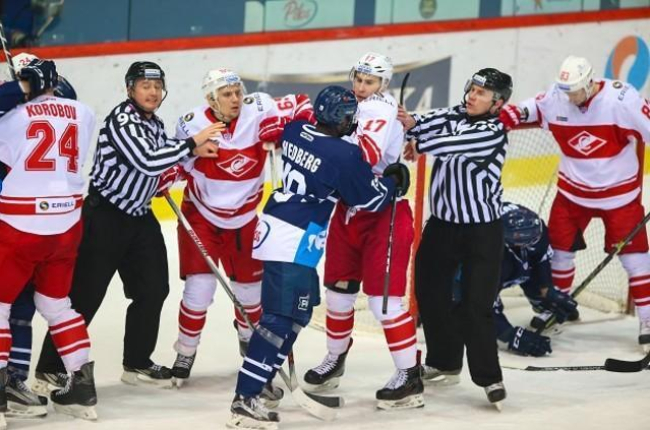 Edwin Hedberg, jugador del Medveskak de Zágreb, increpado por los rivales del Spartak durante el partido de la Liga Continental de Hockey disputado en Moscú.-KHL MEDVESKAK