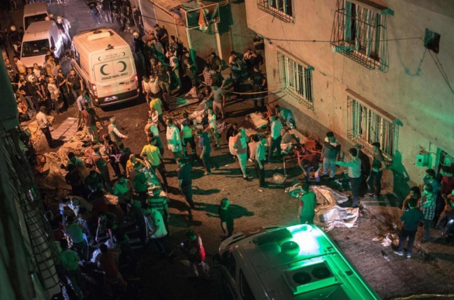 Al menos 30 muertos en un atentado en el sureste de Turquía AFP / AHMED DEEB Ambulancias en el lugar del atentado en la ciudad turca de Gaziantep durante la celebración de una boda.-AFP