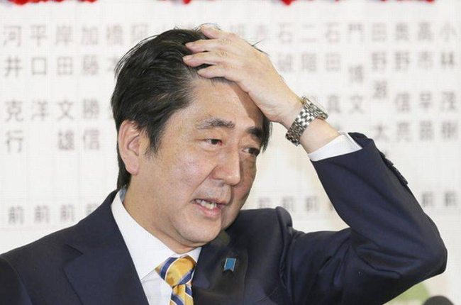 El primer ministro japonés, Shinzo Abe, hace un gesto de alivio tras conocer los sondeos que apuntan a su victoria en los comicios de este domingo.-Foto: EFE / KIMIMASA MAYAMA