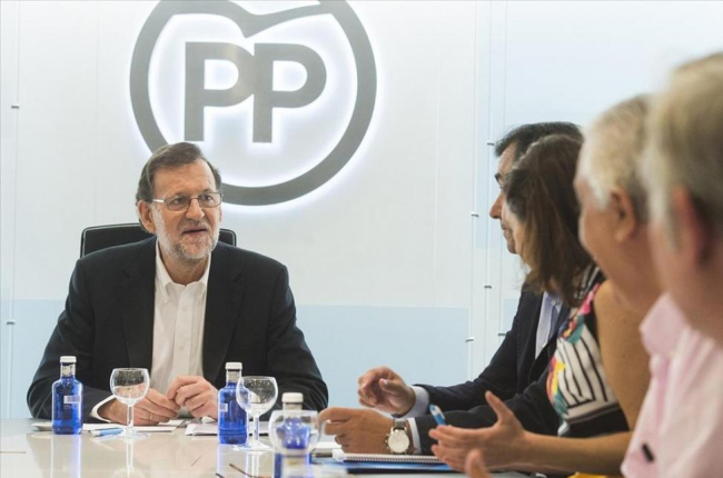 El presidente del PP, Mariano Rajoy, con miembros de su comité de dirección durante la reunión que mantuvieron este miércoles-EFE